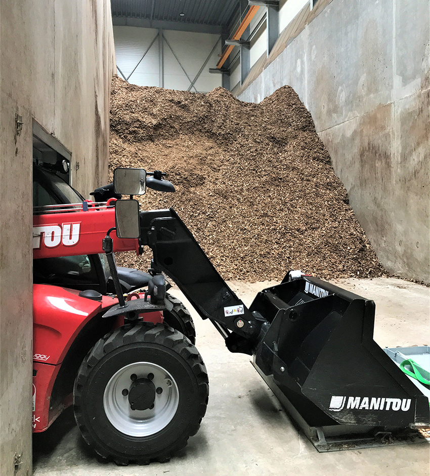 Anlæggets lager af biomasse skal 1-2 gange årligt skubbes sammen, og her passer Manitou MT420H perfekt til opgaven.